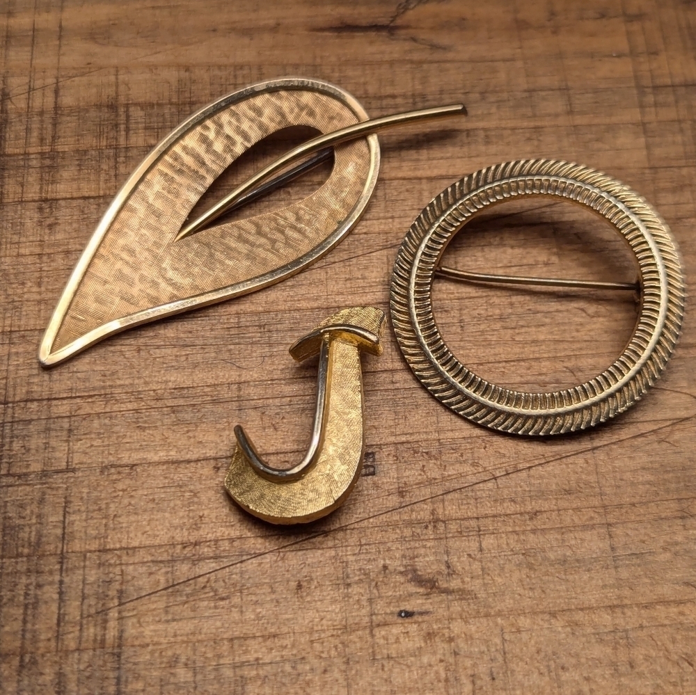 Krementz leaf 2.5" pin, 1" round brooch, letter, 1" J pin all gold tone vintage